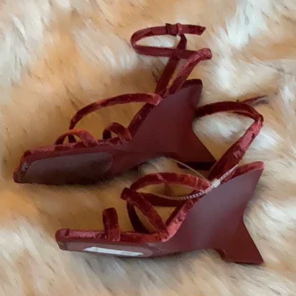 NWT- Gianni Bini Crushed Velvet Heels - Picture 4 of 6